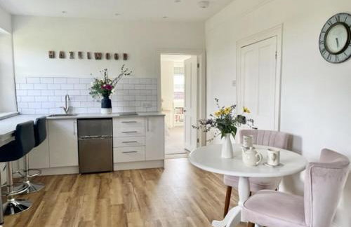 Welcome to Hazelwood, The Mount Somerton Apartment - modern and fully equipped, Private off-street parking, Near Glastonbury Tor, The spectacular Wells Cathedral, Stourhead, Sherborne Abbey, Millfield School, Clark's Village - Foto 4