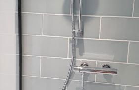 Large private home with small lake and garden - Photo 25