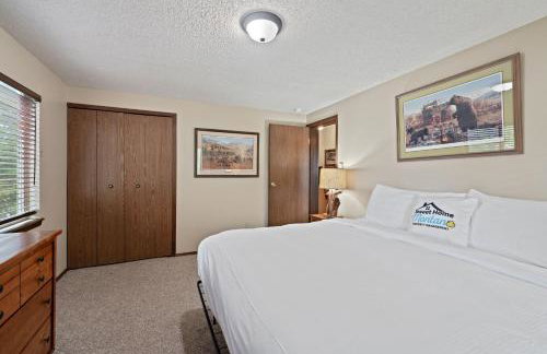 Trapper 8: Cozy 4-Bedroom Condo, 1 Minute to Yellowstone, perfect for 8 guests. - Foto 25