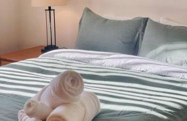 Unforgettable 4 bedroom 3 bath waterfront cabin - Photo 26