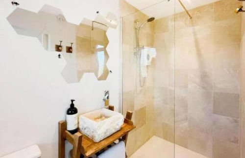 Honey Bee Cottage Tiny House Welshpool - Photo 17