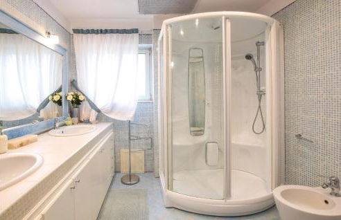 Amazing Home With Pool - Photo 27