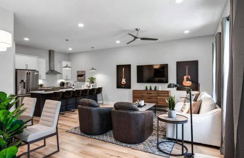 Rooftop Views - Hot Tub - Near Honky Tonks & Bars - Photo 12