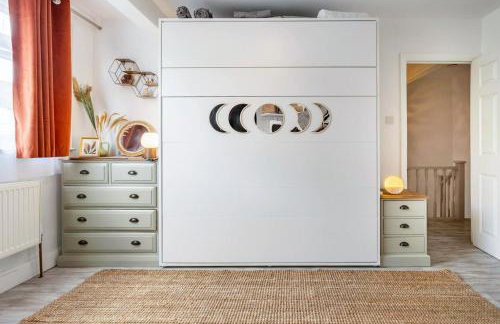 Bright & Stylish 4-Bed Home in the Heart of Morden - Photo 18