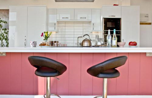 Cheddar Pink, Strawberryfield Park, Cheddar - Photo 13