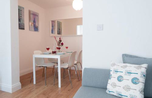 The Wellington - Stylish 3-Bedroom House, Sleeps 8, Ideal for Professionals - Photo 22