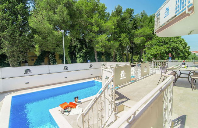 Modern Villa with Private Pool & Hot Tub near Center & Beach - Photo 11