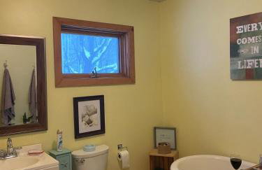 Cozy Cabin near Lake Ontario Ideal for a Family Retreat - Photo 29