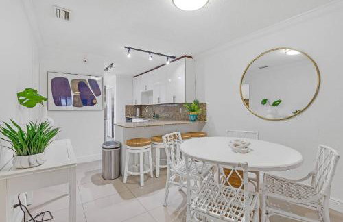 Boca Waterfront • Watch the Boats • Pool & Gym - Photo 16