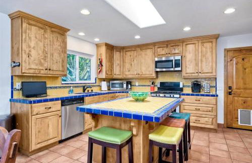 Great Group Retreat! Hacienda Decor, Spacious Floor Plan, Private Backyard - Foto 23