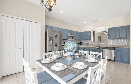 Large Spacious Home w Private Pool & Hot Tub - Photo 13