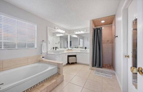 Brand New Stay! Pool • Hot Tub • Game Room Retreat - Foto 36