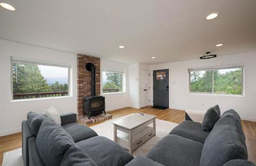 Hot Tub + Views | Cozy Retreat - Foto 41