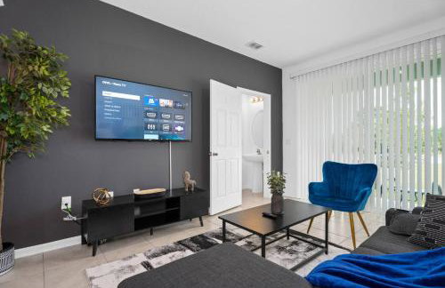 Luxe 2BR Townhome | Pool | Close to Beach - Foto 17