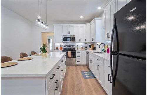 Unwind in Style 4BR2BA Quick Access to Downtown - Foto 11