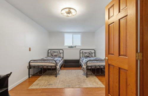 Spacious Accessible Waterfront Retreat with Hot Tub - Foto 39