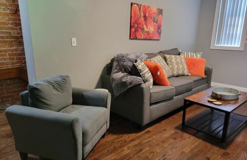 Spacious Industrial split level with a Balcony - Photo 4