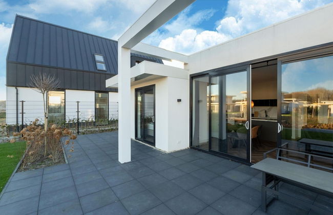 Cozy Villa With Lakeside Views - Photo 34