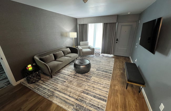 Lighthouse Inn & Suites - Photo 42