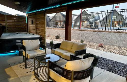 The Luxx - ALL NEW / 4 BD / Poolside / Hot Tub / Lake View - Foto 50