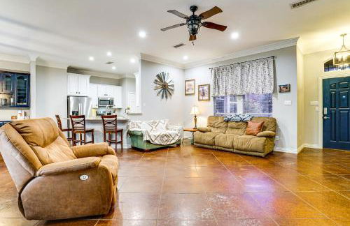 Group-Friendly Burleson Getaway with Outdoor Oasis - Foto 6