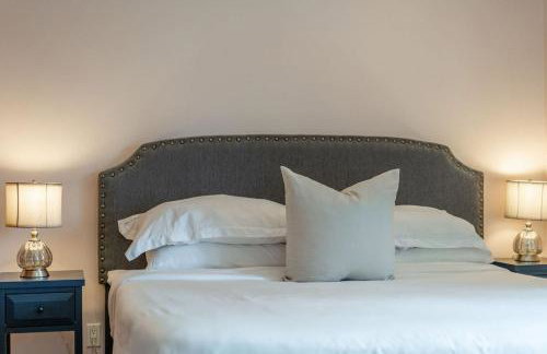 Mediterranean Beauty with Rooftop Deck and Views - Foto 41