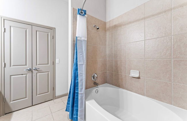 Cozy 2BR Suite Close to Downtown w Fast Wifi - Foto 8