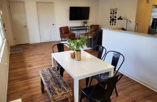 South Side Chic 3Br 1Ba 10mn to McConnell Spirit - Photo 27