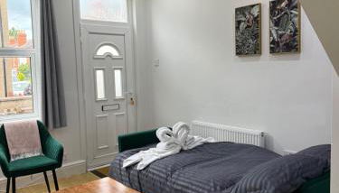 Cosy Lincoln Home Sleeps 6 with Parking - Foto 4
