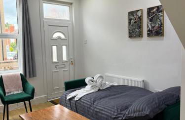 Cosy Lincoln Home Sleeps 6 with Parking - Foto 4