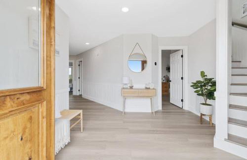 Elegant Updated Oceanfront Home with Pool & Hot Tub - Photo 15