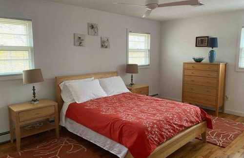 Renovated and Spacious Summer Home with Water View - Foto 4