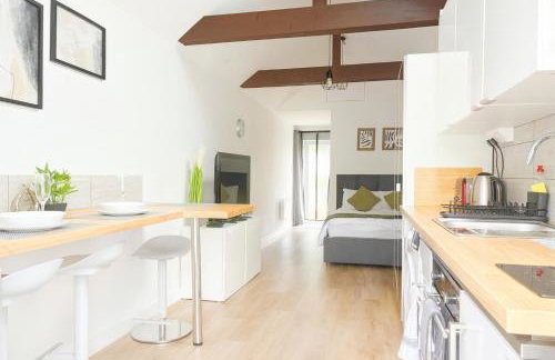 Stylish Detached Studio, Banstead with off street Parking - Photo 4
