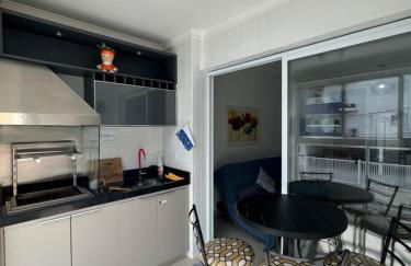 Apartamento na Praia das Toninhas em Ubatuba 350m da praia -2 quartos sendo 1 suite, piscina, varanda gourmet com churrasqueira, ar condicionado, cozinha completa, duas garagens - Foto 16