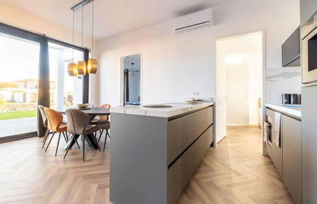 Cozy Villa With Lakeside Views - Photo 16