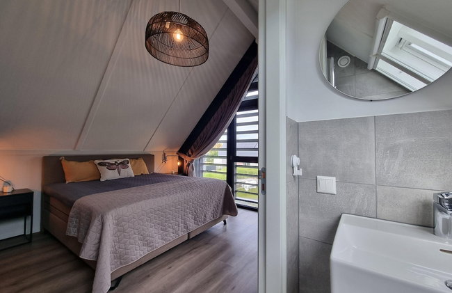 Luxurious Detached Water Villa With Jetty - Photo 76