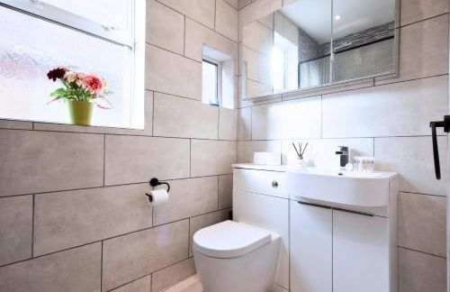 Victorian 2 Bedroom Flat, King Beds, Free WiFi, Near Shops & Transport, E17 - Foto 22