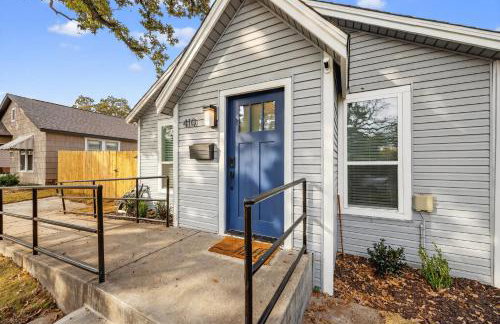 Walk to stadium! Cozy 2BR home - historic district - Photo 36
