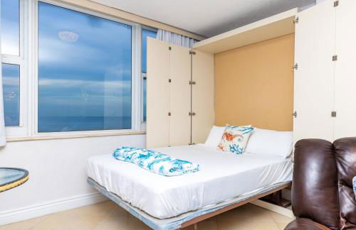 Stylish Beachfront Condo with Balcony & Ocean View - Foto 46