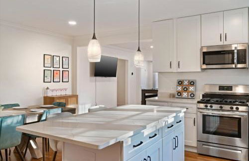 Hot Tub & Pool Table Mins to Beale Renovated - Foto 12