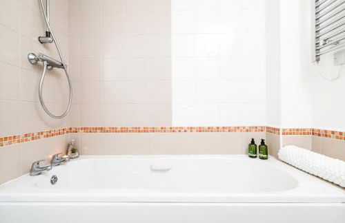 2BR Modern Flat With Free Parking - Foto 36