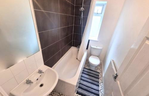 3 Bedroom House Perfect for Family Work Stays Easy Access to Manchester Oldham - Foto 17