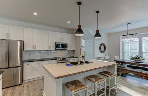 6BD Retreat for 14 with Fire Pit Patio & Lake Access - Foto 9