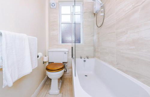 Country Charm Cottage Sleeps 4 & Free Parking - Photo 45