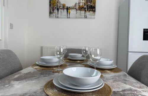 Spacious 3 Bed House Perfect for Contractors & Families with free Wi-fi and Parking - Foto 42