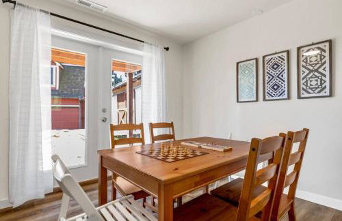 Tastefully Remodeled 4 Bedroom Home with Rainier View - Foto 23