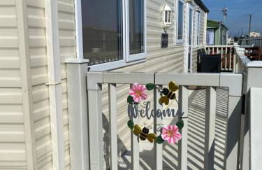 6 berth caravan hire close to Fantasy Island - Foto 3