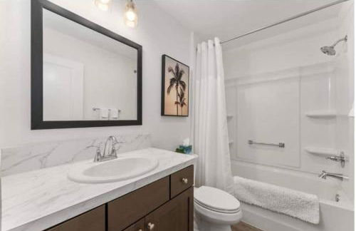 Large 3 bedroom with Pool and Golfcart - Foto 51