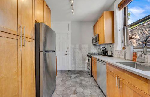 Steps to the Lakefront! This Uptown Beauty is Everything You Need for a Perfect Chicago Getaway condo - Photo 14