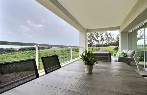 Experience Unrivalled Luxury at Emerald Greens Your Exclusive Retreat in the Heart of San Roque Club Resort - Foto 18